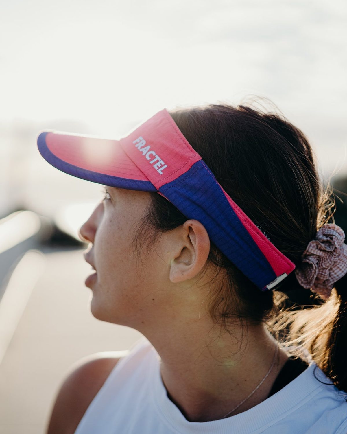 Seasonal running visor in pink and navy