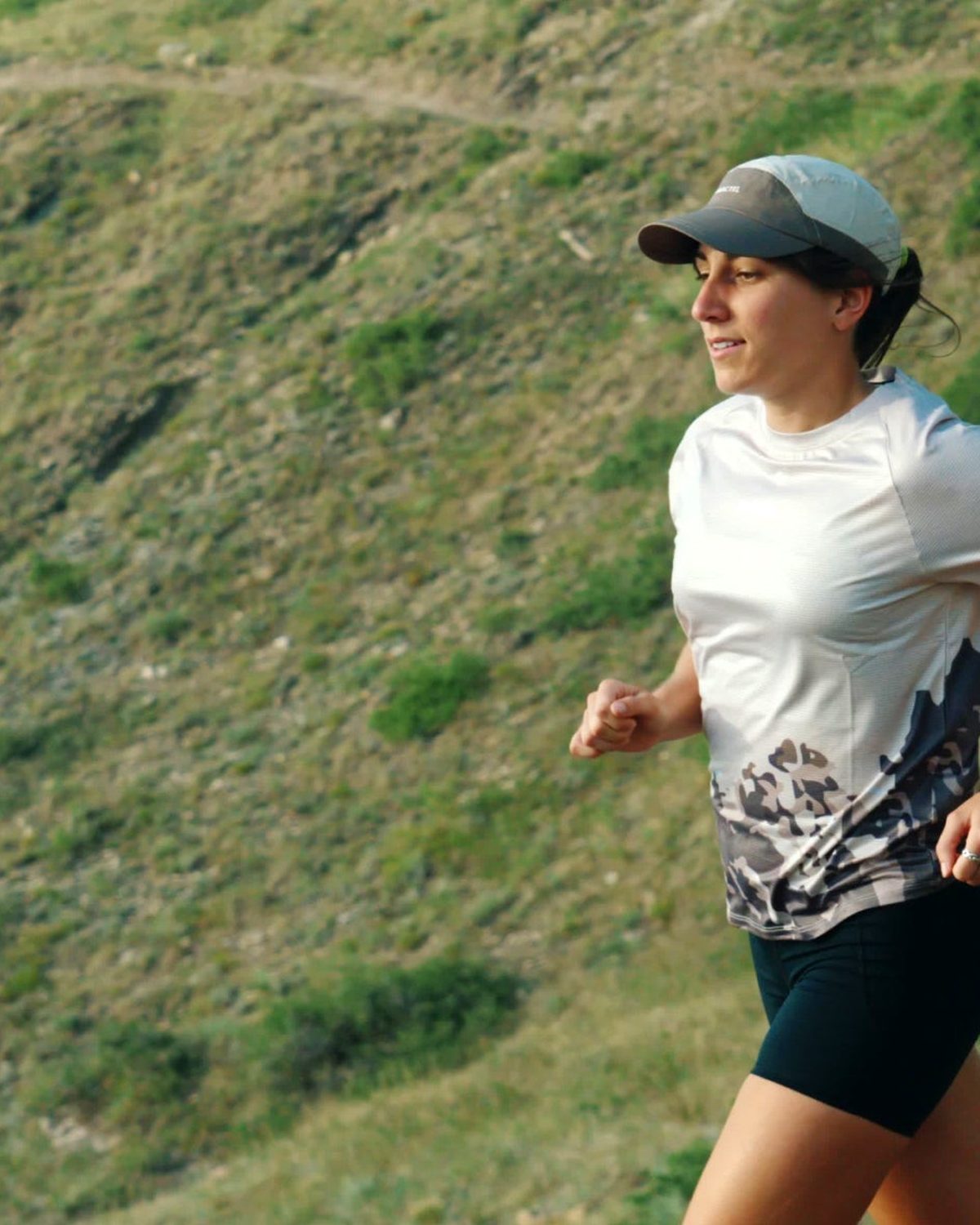 Womens running tops and clothes: Fractel printed tee worn on a hill run